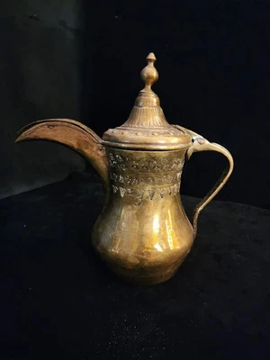 Cafetera árabe Dallah vintage artesanal con detalle estampado de Siria Foto 1 de 4