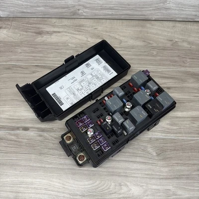 OEM 05 Chevy Malibu Under Hood Fuse Box Relay Junction Fusebox 22734978 - Image 1 of 4