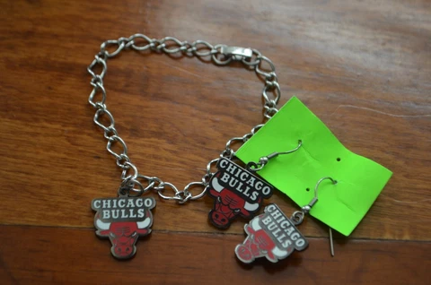 CHICAGO BULLS  PETER DAVID COLLECTIBLE NBA TEAM LOGO EARRINGS & BRACELET 2003 Cover