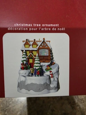 Hallmark Keepsake Navidad Cabina Ornamento 2020 Luz Mágica Sonido Movimiento Cuervo Foto 1 de 4