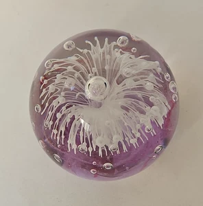 großer Glas Briefbeschwerer mit kontrollierten Blasen - rosa & lila - Bild 1 von 7