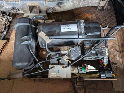 2003-2004 HUMMER H2 AIR SUSPENSION COMPRESSOR PUMP MODULE  - Image 1 of 4