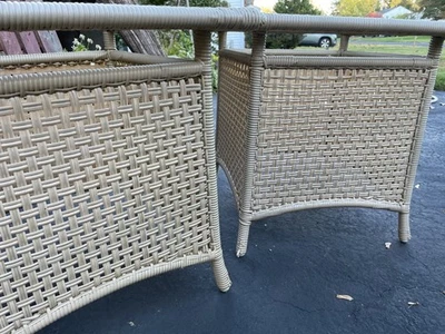 Mesa auxiliar cuadrada Tropitone Patio beige estilo mimbre 1/4" vidrio 25"x25"x25" Foto 1 de 4