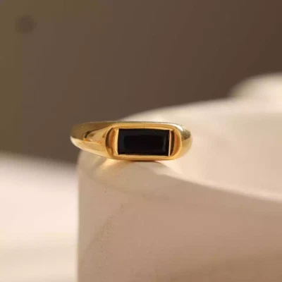 Anillo de piedras preciosas baguette de ónix negro enchapado en oro plateado anillo solitario hecho a mano Foto 1 de 4