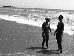 Akt Frauen mit riesigem Schiff, FKK Strand, COSTINESTI, lustige Vintage Fine Art Nega - Bild 1 von 2