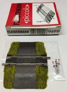 Fleischmann N 9499 1x Unbeschrankter Bahnübergang mit Warnkreuzen NEU OVP - Bild 1 von 1