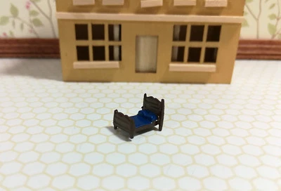 Casa de Muñecas Miniatura Escala 1:144 Cama con Sábanas Azules Micro Minis Muebles Metal Foto 1 de 3