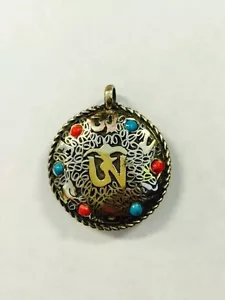 Collana medaglione ciondolo Aum Om buddista tibetano retrò FATTO A MANO COMMERCIO EQUO E SOLIDALE N15 - Foto 1 di 3