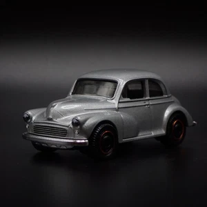 MORRIS Minor Berlina 2 Due Porta 1:64 Scala da Collezione Diorama Modellino Car - Foto 1 di 7