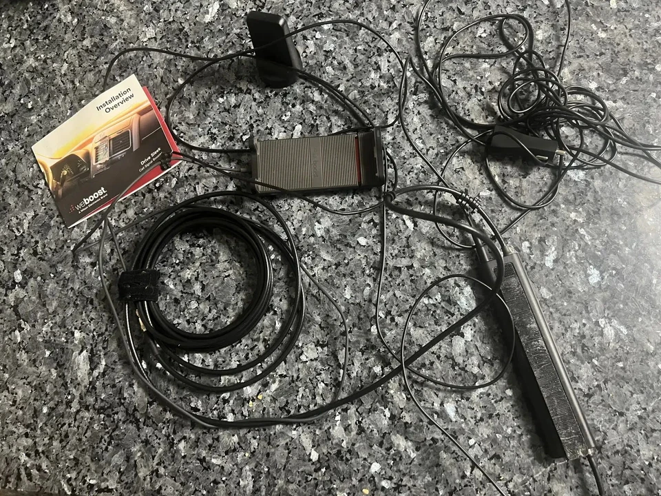Kit amplificador de señal de teléfono celular para vehículo elegante weBoost Drive Foto 1 de 1