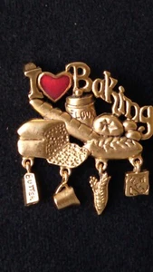I Love Baking Signed Danecraft Articulated Pin Brooch Gold Metal Red Enamel NOS - Picture 1 of 18