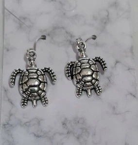 Meeresschildkröte Ohrringe durchbohrt silberfarben Hänger Strand Tier Schmuck  - Bild 1 von 4