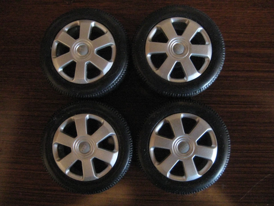 LOTTO RUOTE AUDI TT REVELL 1/18 TUNING O DIORAMA - Immagine 1 di 4