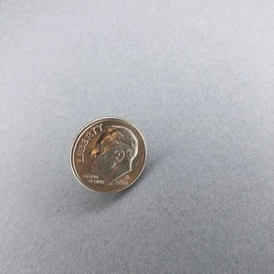 Prendedor chaqueta sombrero cordón dinero 10 centavos diez centavos - Imagen 1 de 2
