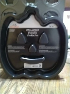 NEW Halloween Jack-O-Lantern Pumpkin Non-Stick Aluminum 11in Cookie Bake Pan T3 - Picture 1 of 2