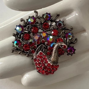 Vintage signierte weiße Pfau Brosche Anstecknadel mit rot irisierenden Strasssteinen - Bild 1 von 10