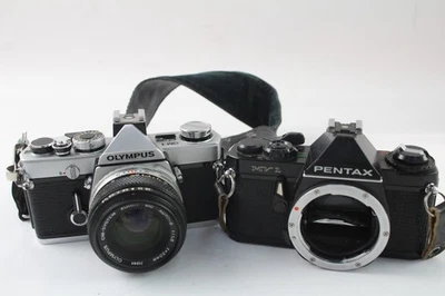 SLR Vintage Film Cameras Inc Pentax MV1 & Olympus OM-1 w/ Zuiko 50mm Lens x 2 - Image 1 of 4