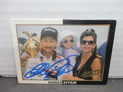 Tarjeta de carrera paquete de acción autografiada por Dale Earnhardt SR. 1994 #29 FAMILY AFFAIR Foto 1 de 2