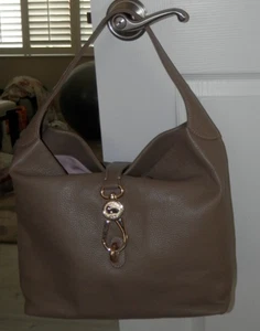 NEW Dooney & Bourke Shoulder Bag Large Pebble Grain Logo Lock Sac Taupe - Picture 1 of 12