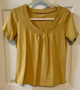 Camisa para mujer St. Johns Bay L dorada/amarilla manga corta plisada cuello redondo - Imagen 1 de 10