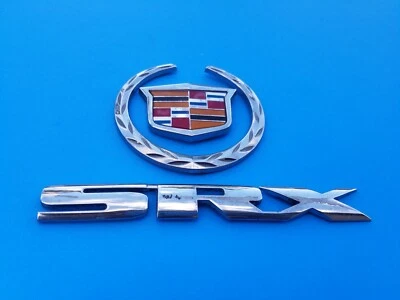 04 05 06 07 08 09 CADILLAC SRX TAPA TRASERA CROMO EMBLEMA LOGOTIPO CONJUNTO INSIGNIA OEM (2009) Foto 1 de 4