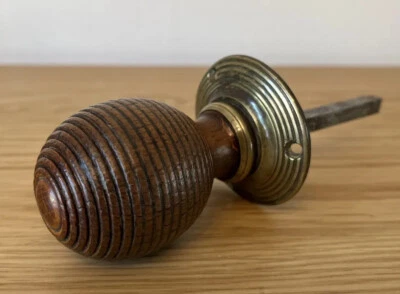 ANTIQUE  WOODEN BEEHIVE DOOR HANDLE ON BRASS DOOR PLATE RECLAIMED — 第 1/4 张图片