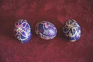 JUEGO DE 3 DE COLECCIÓN. HUEVOS DE PASCUA DECORATIVOS ESTILO UCRANIANO - Imagen 1 de 4