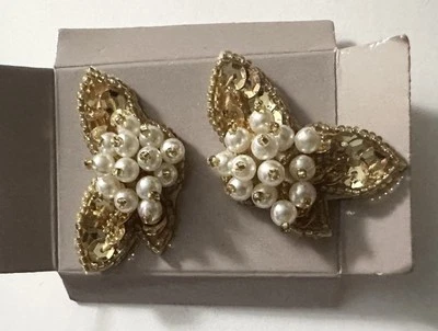 ВИНТАЖНЫЕ Рождественские ПРОНЗЕННЫЕ СЕРЬГИ с Жемчужным Кластером Holly/Poinsettia с Золотыми Пайетками - Изображение 1 из 4