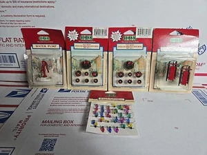 5er Packungen - LEMAX Village Collection Weihnachten Lot, Schlitten, Kränze, Pumpe, Lichter - Bild 1 von 24