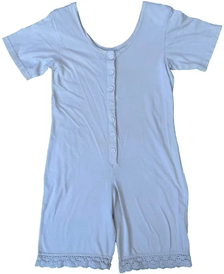 白色针织 ROMPER 女式 M 码-短袖,腿部蕾丝装饰-污渍 — 第 1/4 张图片