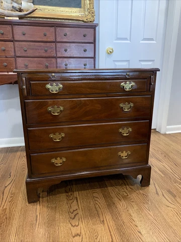 Kittinger Williamsburg Adaptation Georgian Solid Mahogany Bachelor Chest Cover