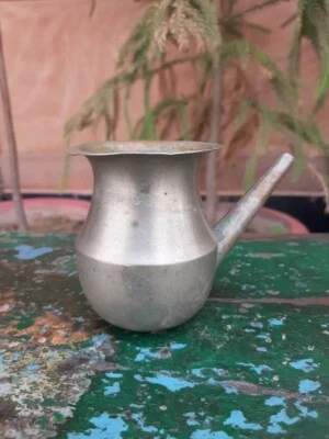 Olla de agua de leche vintage de latón forjada a mano dios religioso deidad con boquilla Foto 1 de 4