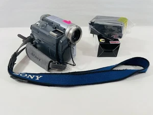 Sony Handycam DCR-TRV22 Camcorder Mini DV Memory Stick Nightshot Battery Charge - Picture 1 of 20