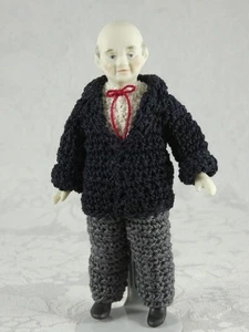 Puppenhaus/Miniatur 1:12 alter Mann in grauen Hosen & schwarzem Pullover Handarbeit OOAK - Bild 1 von 6