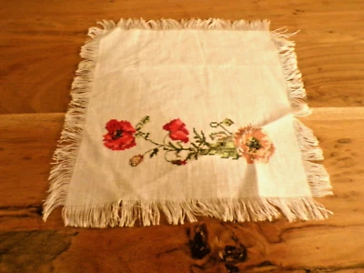 1 Napperon lin beige récent   brodé de fleurs et franges en pourtour - Photo 1/3