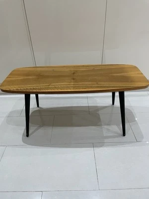 Impresionante mesa de centro retro de mediados de siglo de madera maciza brillante  Foto 1 de 4