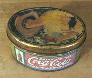 Vintage 1989 Coca Coca Coca Coca Cola latta ovale con signora sul coperchio Briston Ware bella patina - Foto 1 di 6