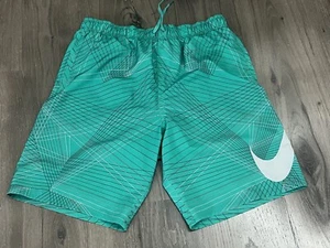 Nike Swimtrunks Herren Medium Grün Swwosh Badeanzug Schwimmen Gefüttert Netzhose - Bild 1 von 7