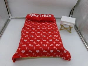 Rainbow High Puppe~Bett~rote Kissen Decke, Nachttisch Möbel Puppenhaus~ - Bild 1 von 8