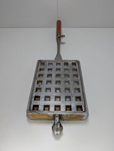 Gaufrier vintage en fonte rectangulaire et manche en bois  - Photo 1/16