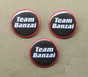 Buckaroo Banzai EQUIPO BANZAI Juego de 3 Botones 1.25" Pinbacks Repro Hero Adventures - Imagen 1 de 3