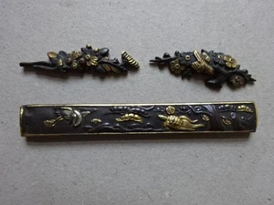Kozuka und 2 Menuki (Kranich, Blumen) - Bild 1 von 2