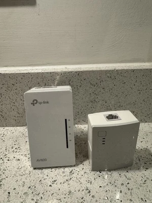 TP-LINK TL-WPA4220KIT AV600 Powerline 300M Wi-Fi Extender Amplificatore Segnale Hotspot - Immagine 1 di 4