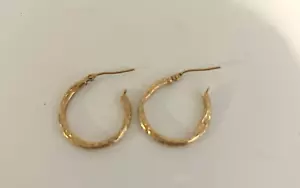 14k Gold Hammered Finish Click Latch Hoop Earrings 6/8” Diameter .97 Grams - Picture 1 of 7