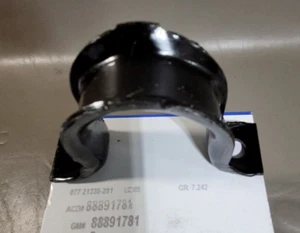 Genuine GM Stabilizer Sway Bar Front Bracket 88891781 OEM NEW (1) ONE - Bild 1 von 3