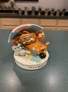 Enesco Garfield The Cat Ceramic Figurine “Life’s A Beach” 1978 - Picture 1 of 4