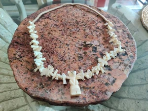 Antiguo collar de hueso tallado a mano fetiche animal Zuni oso y pájaros 32 pulgadas - Imagen 1 de 6