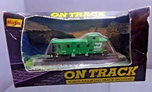 MAISTO ON TRACK DIECAST BURLINGTON NORTHERN 10398 OFF CENTER CUPLA CABOOSE - Picture 1 of 6