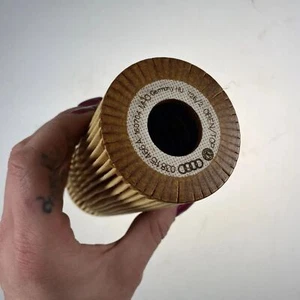 Original Audi Seat Skoda VW oil filter 074115562 for 1.9 TDI and SDI - Picture 1 of 5