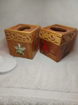 De Colección Cajas de Pañuelos Hechas a Mano Grabadas Madera Pintada Juego de 2 Flores Pájaros Cuadrados Foto 1 de 4